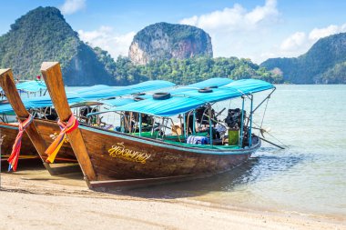 Phang Nga Bay, Tayland 10 Ocak, 2018: uzun kuyruk tekne, tradit