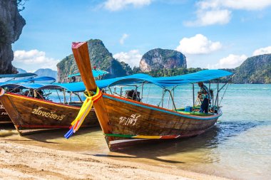 Phang Nga Bay, Tayland 10 Ocak, 2018: uzun kuyruk tekne, tradit