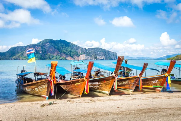 PHANG NGA BAY, THAILAND 10 JANUARY, 2018: Long Tail Boat, tradit — Stock Photo, Image