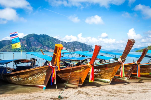 Phang Nga Bay, Thaiföld 2018. január 10.: hosszú farok hajó, h — Stock Fotó