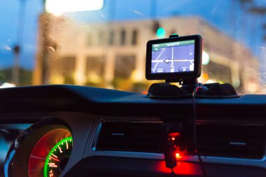 Bir araba uydu navigasyon sistemi GPS cihazı