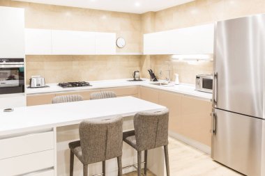 Bej sesi lüks bir dairede modern mutfak