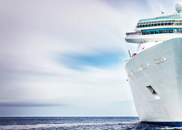 Nave da crociera bianca con movimento cielo sfocato — Foto Stock