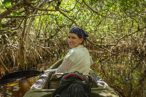 Kayak turistico nella foresta di mangrovie nelle Everglades Florida, USA — Foto Stock