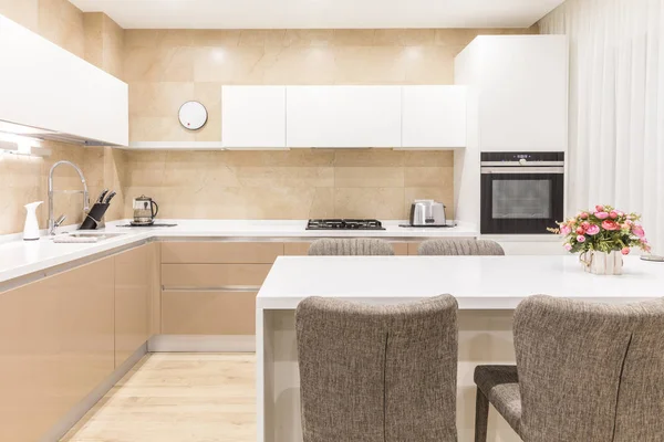 Lüks bir daire modern yeni mutfak — Stok fotoğraf