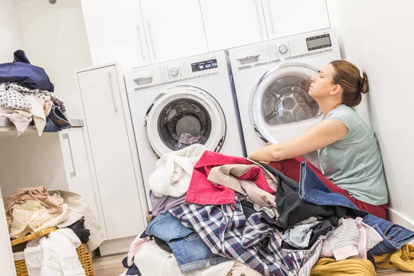 Сумна жінка сидить у пральні — стокове фото