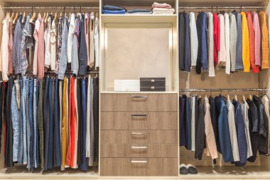 Modern ahşap dolap Ray Dolap içinde yürüyüş üzerinde asılı giysileri ile