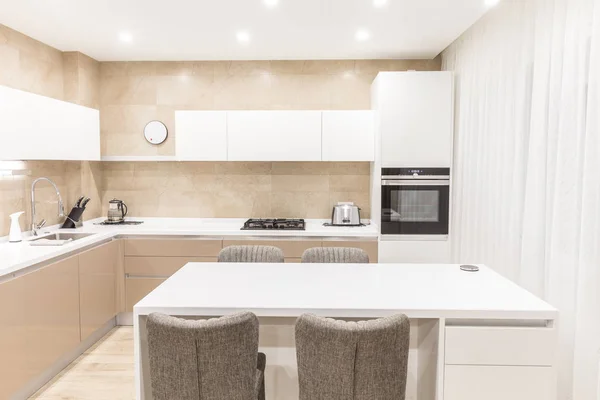 Nuova cucina moderna in un lussuoso appartamento — Foto Stock