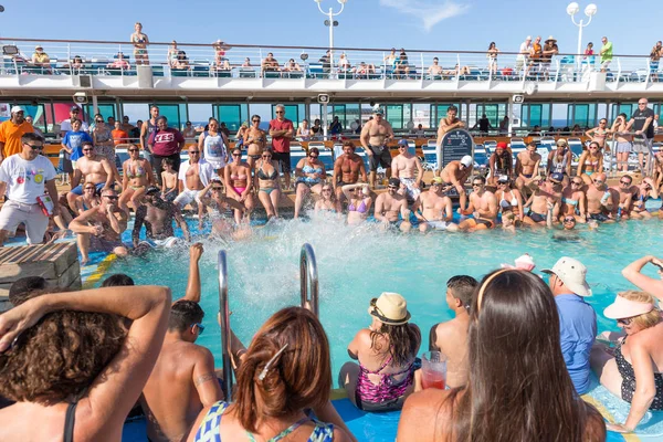 İnsanlar seyahat gemisinde havuzda eğleniyor — Stok fotoğraf