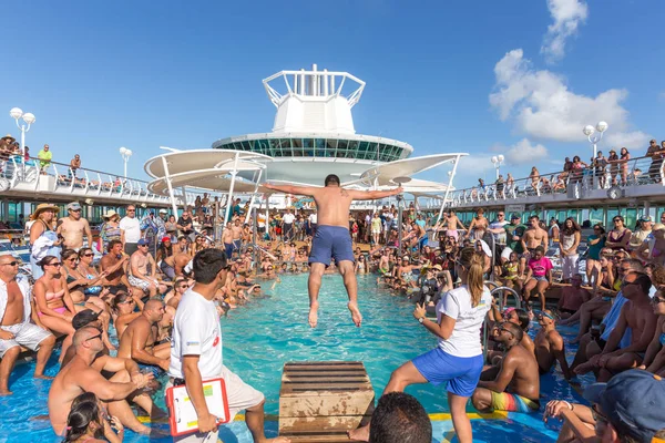 Ludzie, zabawy w basenie na statku wycieczkowym — Zdjęcie stockowe