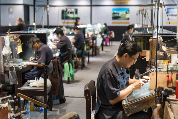 Thai Jeweler making fine Jewelry in a workshop — Stock Photo, Image
