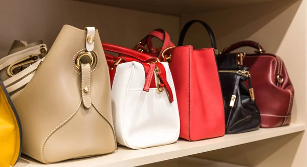 Colección de diferentes bolsos en armario de mujer — Foto de Stock