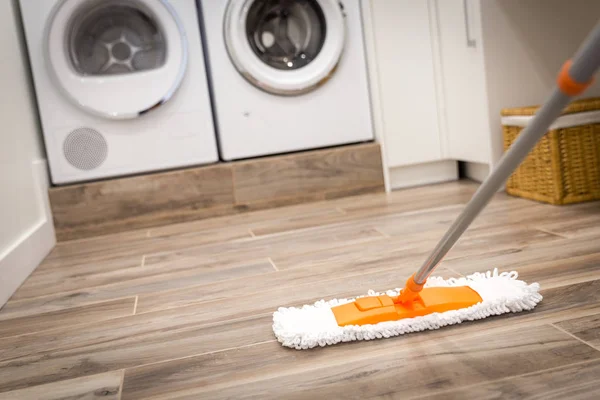Piso de limpieza en lavadero en casa moderna —  Fotos de Stock