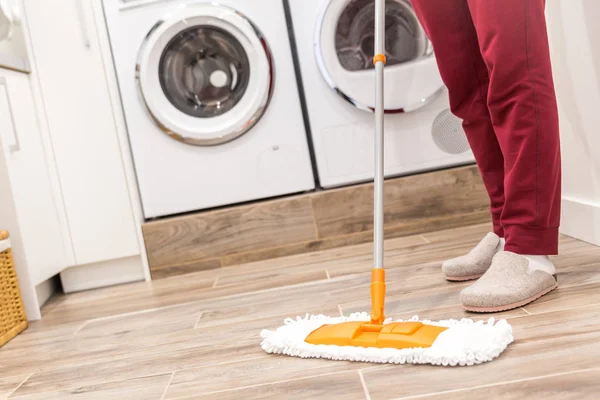 Прибирання підлоги в пральні в сучасному будинку — стокове фото