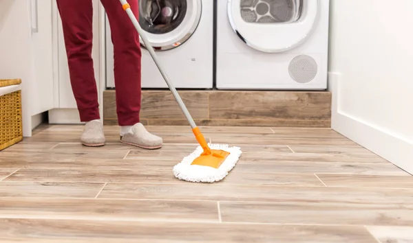 Modern ev çamaşır odasında yerde temizlik — Stok fotoğraf