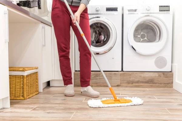 Piso de limpieza en lavadero en casa moderna —  Fotos de Stock