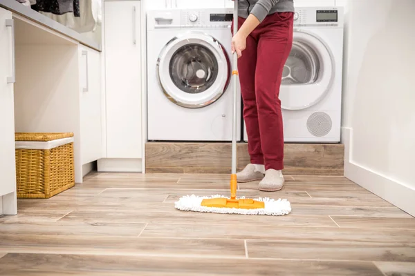 Прибирання підлоги в пральні в сучасному будинку — стокове фото