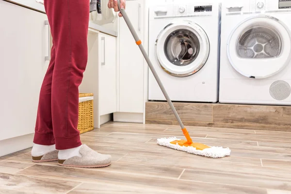 Nettoyage plancher dans la buanderie dans la maison moderne — Photo