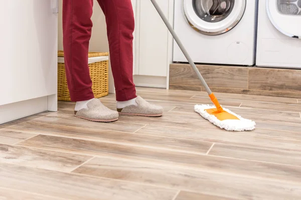 Nettoyage plancher dans la buanderie dans la maison moderne — Photo