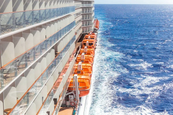 Uitzicht op de oceaan vanaf een cruise schip dek op een heldere dag — Stockfoto
