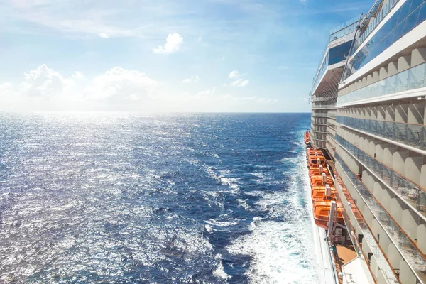 Uitzicht op de oceaan vanaf een cruise schip dek op een heldere dag — Stockfoto