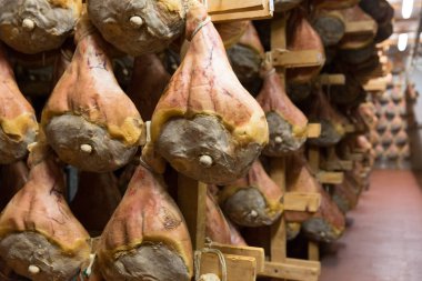 Bologna, İtalya. 02 Mayıs 2018: Sorage, prosciutto jambonu fabrika Bologna, İtalya