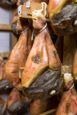 Bologna, İtalya. 02 Mayıs 2018: Sorage, prosciutto jambonu fabrika Bologna, İtalya