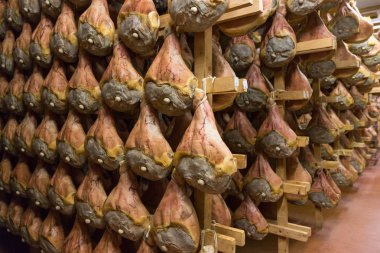 Bologna, İtalya. 02 Mayıs 2018: Sorage, prosciutto jambonu fabrika Bologna, İtalya