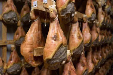 Bologna, İtalya. 02 Mayıs 2018: Sorage, prosciutto jambonu fabrika Bologna, İtalya
