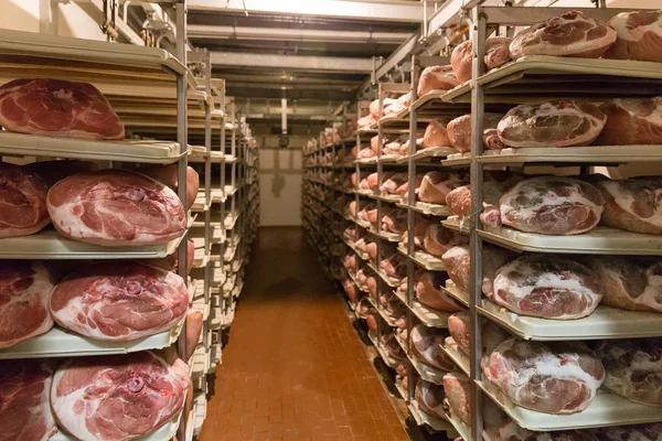 Bolonha, ITÁLIA. 02 de maio de 2018: Sorage of prosciutto in ham factory in Bologna, Itália — Fotografia de Stock
