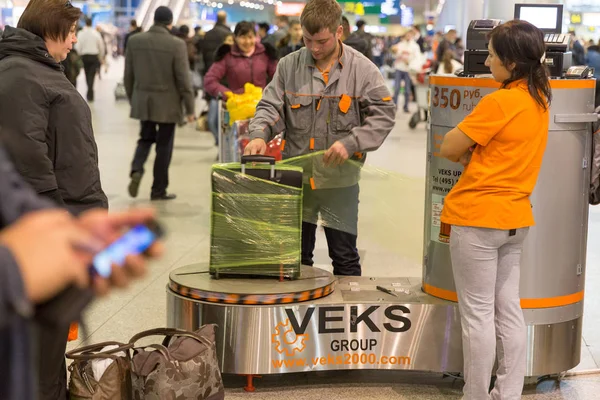 俄罗斯莫斯科谢列梅捷沃机场的行李包装服务 — 图库照片