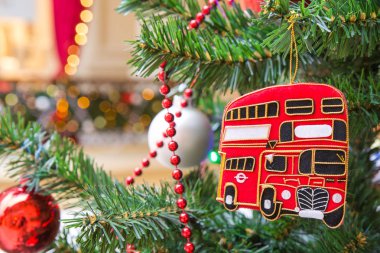 Kırmızı çift katlı Londra otobüs ile Noel ağacı süsle