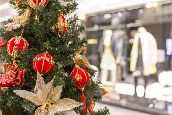 大型购物中心的圣诞树装饰 — 图库照片