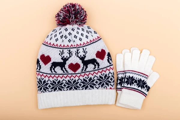 Gloves and worm woolen hat. winter set on orange background — Stock Photo, Image