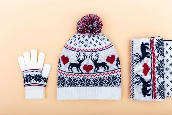 Gloves and worm woolen hat. winter set on orange background — Stock Photo, Image