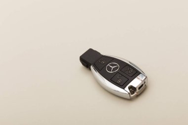 Moskova, Rusya - 2 Aralık 2018: Mercedes Benz Araba anahtar düz bir zemin üzerine