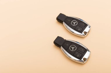 Moskova, Rusya - 2 Aralık 2018: Mercedes Benz Araba anahtar düz bir zemin üzerine