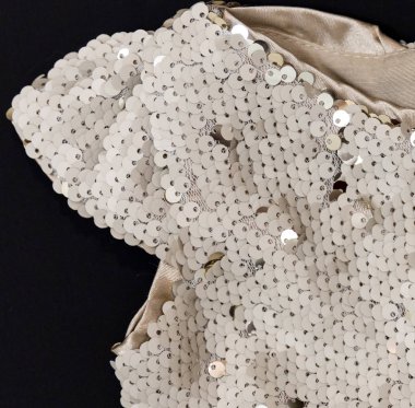 Çocuk bej elbise, payetler ve tül, kısa kollu düzen siyah arka plan üzerine