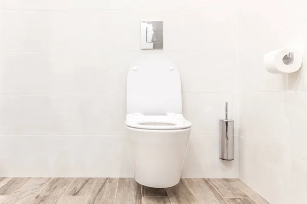 Bacia WC em estilo branco moderno casa de banho — Fotografia de Stock