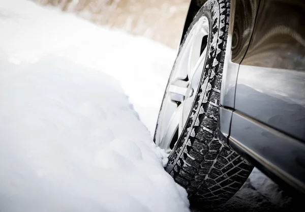 Jazda samochodem w zimie z dużo śniegu — Zdjęcie stockowe