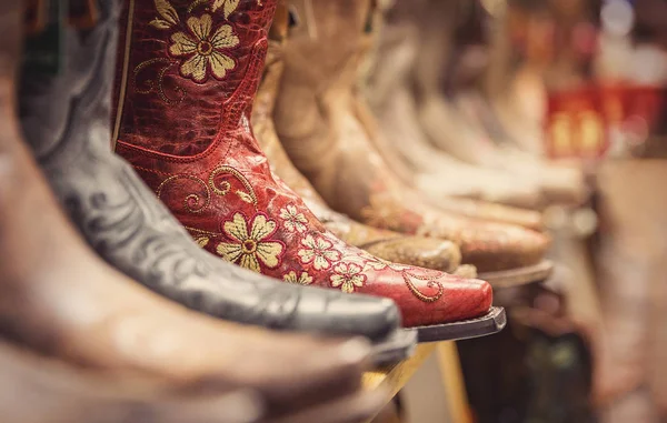 Botas de cowboy em uma loja, sapatos de estilo vintage — Fotografia de Stock