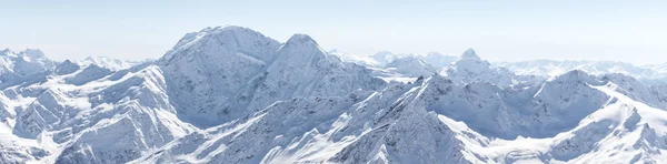 Wit besneeuwde winter Caucasus mountains op zonnige dag. Panorama uitzicht vanaf de skipiste Elbrus, Rusland — Stockfoto