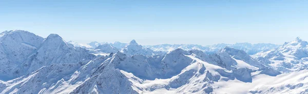 Белые снежные зимние горы Кавказа в солнечный день. Вид со склона Эльбруса, Россия — стоковое фото