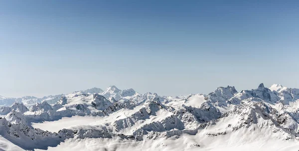 Inverno branco neve Cáucaso montanhas no dia ensolarado. Panorama vista da pista de esqui Elbrus, Rússia — Fotografia de Stock