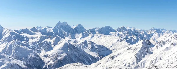 Biała Zima snowy gór Kaukazu w słoneczny dzień. Panoramiczny widok ze stoku narciarskiego Elbrus, Rosja — Zdjęcie stockowe