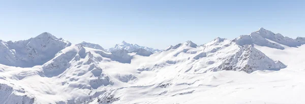 Inverno branco neve Cáucaso montanhas no dia ensolarado. Panorama vista da pista de esqui Elbrus, Rússia — Fotografia de Stock