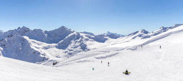 Wit besneeuwde winter Caucasus mountains op zonnige dag. Panorama uitzicht vanaf de skipiste Elbrus, Rusland — Stockfoto