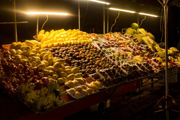 Vietnam night street food market with fruits — Stock Photo, Image