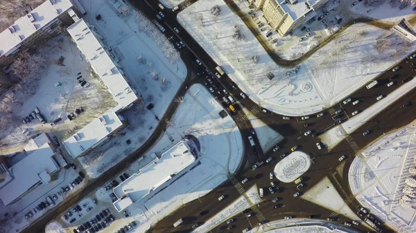 Vista aerea dall'alto verso il basso dell'incrocio in inverno, incrocio circolare con traffico e neve — Foto Stock