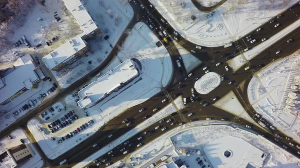 Vista aérea de arriba hacia abajo de la intersección en invierno, cruce de círculos con el tráfico y la nieve — Foto de Stock